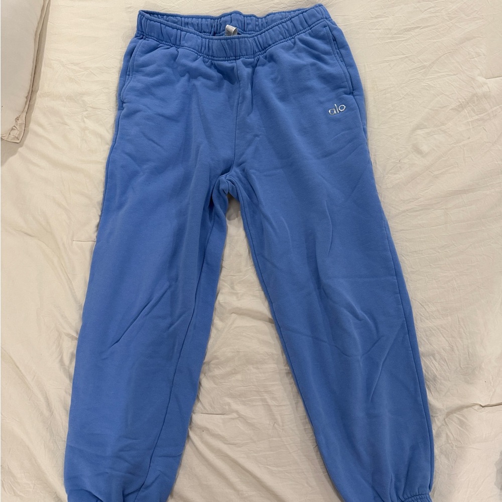 ALO Yoga Set: Crewneck Sweater and Accolade sweatpants in Crystal clear blue - Picture 4 of 7